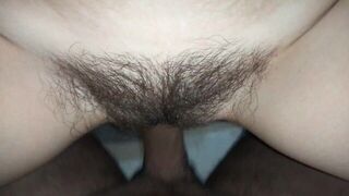 Трахаю волосатую киску и она получает много спермы порно